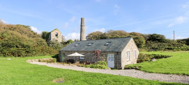 WHEAL GREY, family friendly, character holiday cottage in Praa Sands