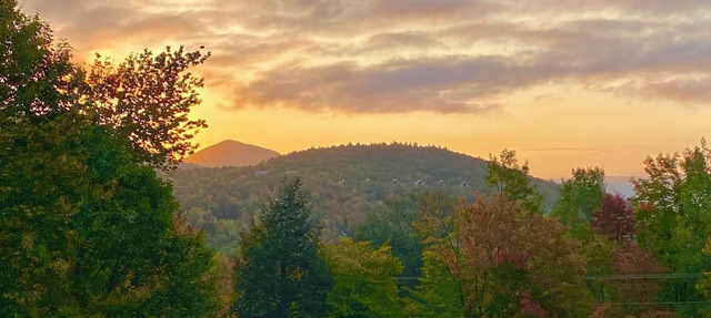 White Mountain escape at Nordic Village! Minutes to skiing and Storyland!