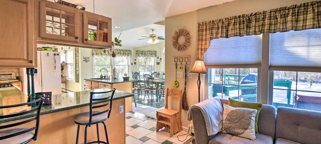 White Mountains Escape w/Hot Tub & Fire Pit!