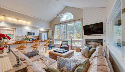 White Mountains Home w/Hot Tub - Walk to Town!