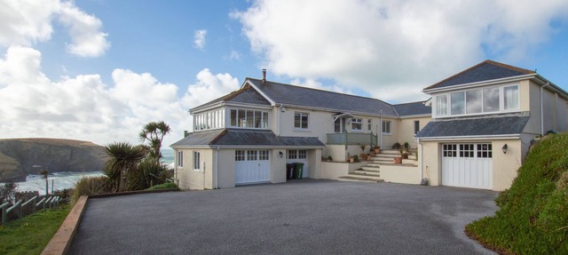 With uninterrupted sea views, this property enjoys a superb hillside position.
