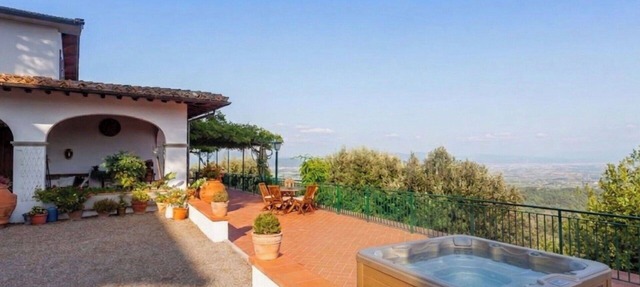Wonderful private villa for 12 people with private pool, WIFI, TV, patio and pets allowed
