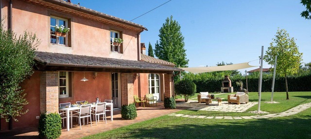 Wonderful private villa for 4 people with A/C, private pool, WIFI, TV and veranda, close to Lucca