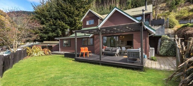 Wood fire inside, bath and views of the Remarkable mountains