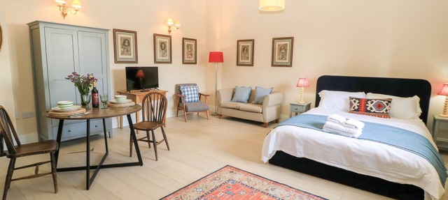 WOODCOCK STUDIO, pet friendly, with a garden in Andoversford