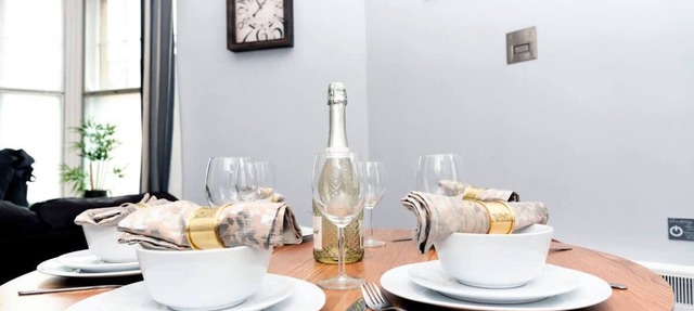Wrexham Central Stay Apartment Six - Sleeps 5