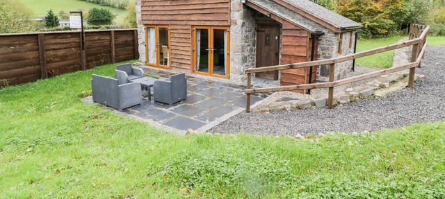 YR HEN EFAIL, pet friendly, character holiday cottage in Llanfyllin