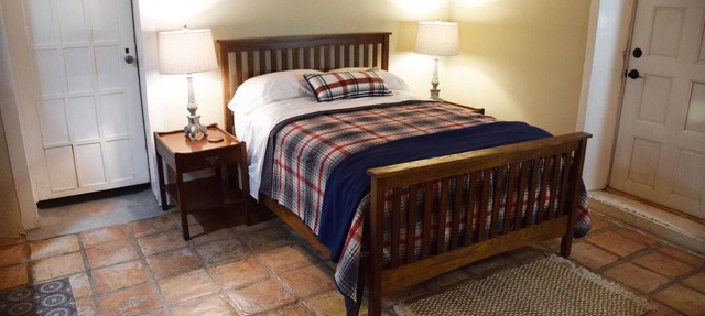Ysabel Adobe- Private Bedroom attached bathroom in century old adobe on 1 acre.