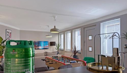 Zentr Stuttgart Gruppen-Duplex 13 Schlafplätze, PS5, Spiele & Terrasse