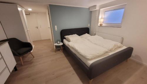 Zimmer im Souterrain mit eigenem Bad