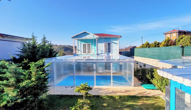 Şilede doğa içinde denize yakın kapalı ısıtmalı havuzlu şömineli barbekülü villa