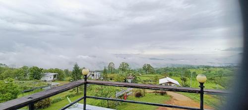 บ้านไร่ระเบียงฟ้า น้ำหนาว แคมป์ปิ้ง