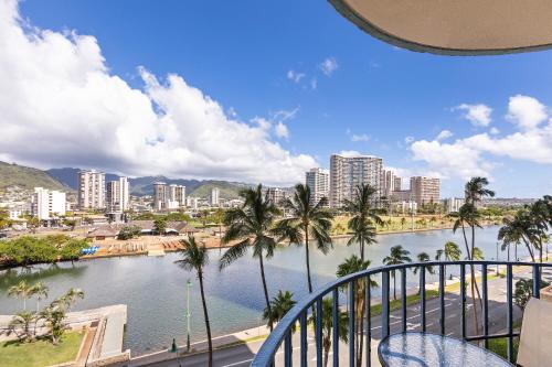 01 FREE Parking 10 min beach 2br-Waikiki Ala Moana
