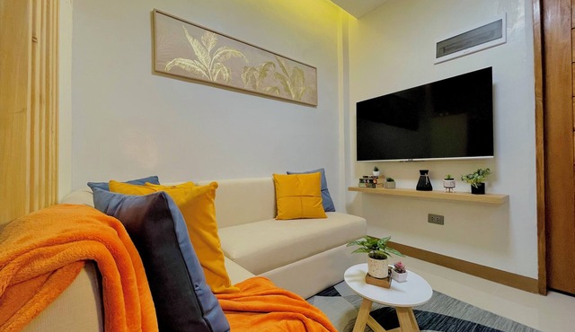 02 Easy Access Stay, Minutes from Airport on Main Road