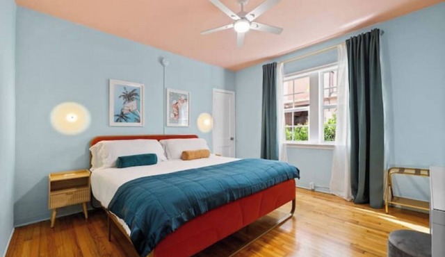 #02 Unit in Mid-century Art-Déco Building KingBed EnSuiteBath Steps>Beach PetsOK