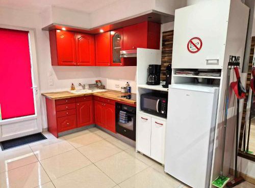 03 - Joli studio traversant situé au rdc avec 2 lits, tout équipé pour 1, 2 ou 3 personnes maximum, entrée indépendante donnant sur parking dont une place est réservée devant la porte, grand fourgon possible et jolie terrasse à l'arrière comme une maison