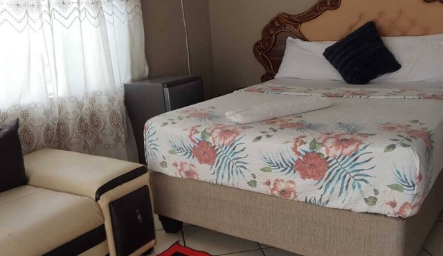 0787391431 5-bedroom bed & breakfast in fantastic Mahikeng with AC and fitness