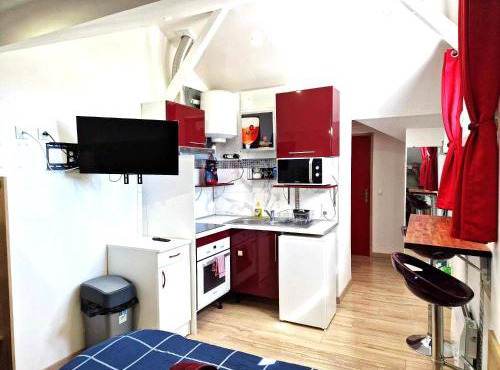 08 - Joli studio avec clim et tout équipé pour 2 personnes, lit double, parking privatif gratuit, grand fourgon possible, tout le linge de maison est fourni