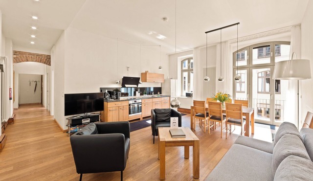 1,184 sq ft Historic Downtown Landmark near Checkpoint Charlie