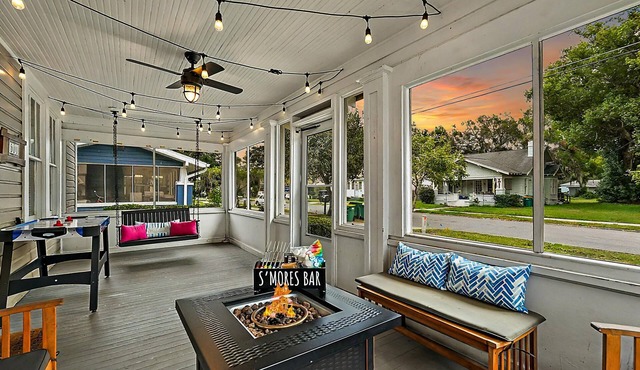 1/2 mile to Downtown Eustis~2 FirePits~Air Hockey~Cozy Screen Porch~Historic