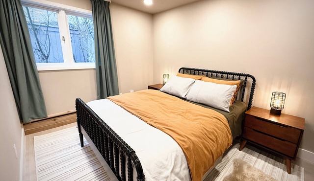 1 bd - Creekside Setting in Desirable Neighborhood - Heated Garage