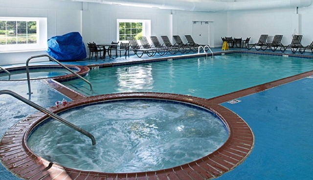1 BDRM CONDO ~HISTORIC POWHATAN RESORT~ INDOOR & OUTDOOR POOLS & HOT TUBS!