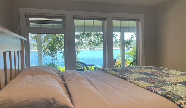 1 Bdrm Oceanfront B&B w ocean views and easy ocean access. Great for couple.