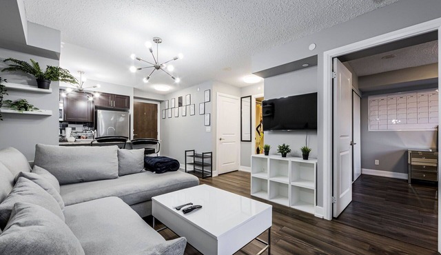 1 BDRM w pool. Perfect location. Free parking