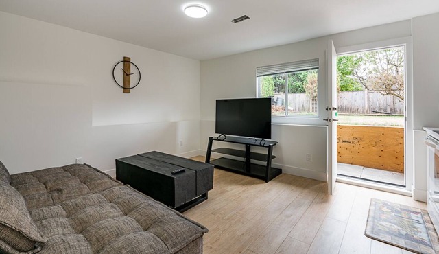 1 bed, 1 bath spacious suite mins to airport and hwy 1