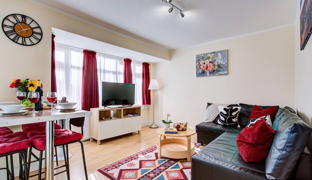 1 Bed Apartment- Free Parking-North London
