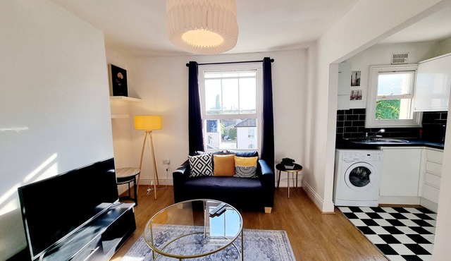 1 Bed Apartment -Near tube/Hospital/Queen Mary Uni