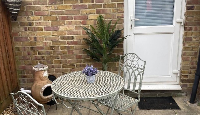 1 Bed Studio - Sleeps 2 - Smoking - Parking - Wifi