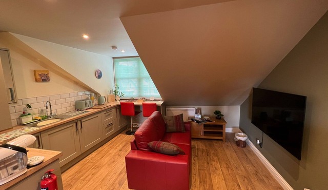 1 Bed Studio - Sleeps 2 - Wifi - Parking
