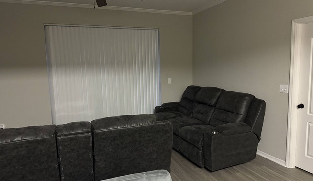 1 Bedroom 15min to beach, pool/hot tub access. Quiet and clean community.