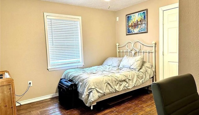 1 bedroom available in a house in Marrero with WiFi, AC, Washer& Dryer, and TV.