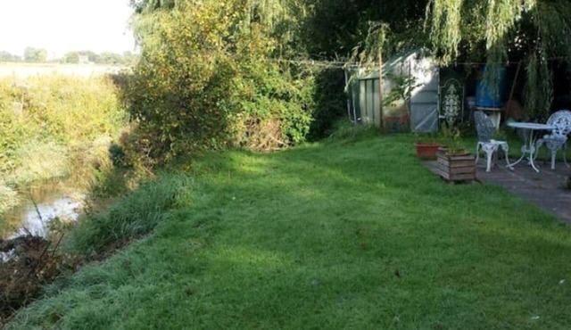 1 bedroom flat next to a river (sleeps 4)