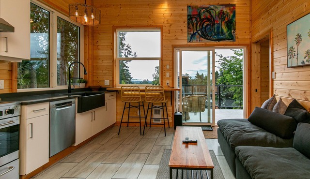 1-Bedroom Knotty Pine Cabin w/Sauna & Jacuzzi