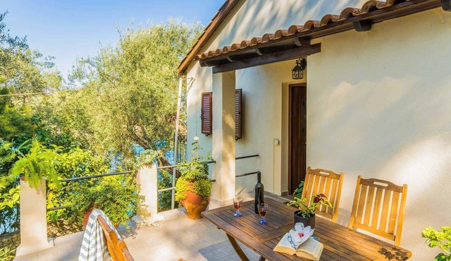 1 bedroom studio, short walk to Laggos w/sea views