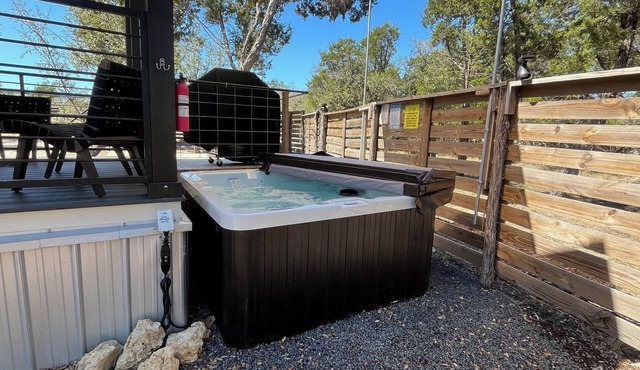 1 Bedroom Tiny House i Cowboy pool