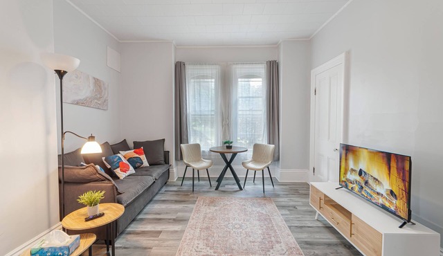 1 Bedroom Unit in Victorian Home in Barrie