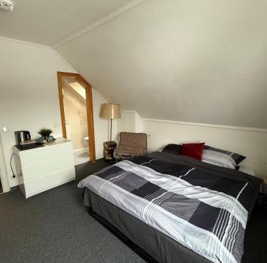 1 Bedroom with small bath - Perfect for long distance travel stop