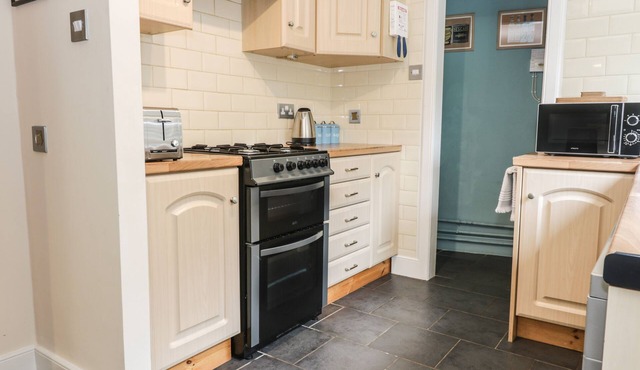1 BLINKBONNY COTTAGES, pet friendly, with open fire in St Boswells