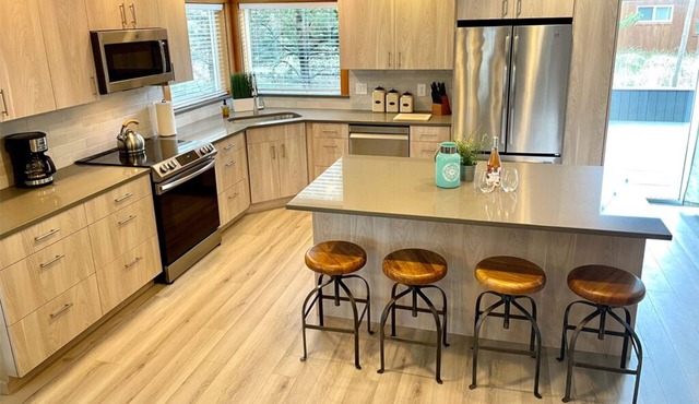 1 Block From Beach, Sleeps 12, Open Plan, Large Deck, Game Room