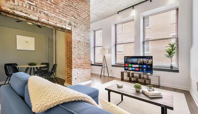 1 BR Downtown Pittsburgh with Best Roof Top View