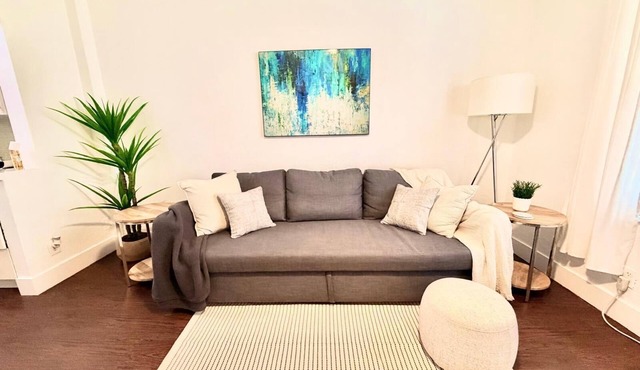 1 BR on Collins Ave. steps away from the BEACH