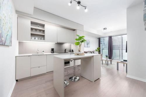 1 BR plus Ent District,MTCC,Jays