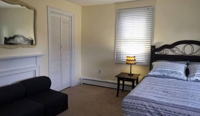 1 BR unit, private entrance and bathroom, free parking, walk to FSU