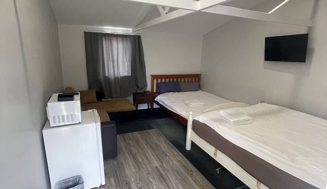 1 Double and 1 single Bed unit B