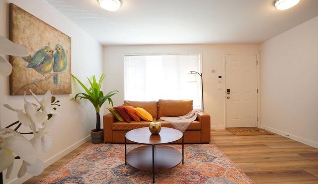 1 King 2BR w/smartTV, Wifi & stocked kitchen in tranquil