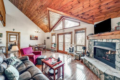 1 Mi to Beech Mtn Skiing: Family Cabin w/Fire Pit